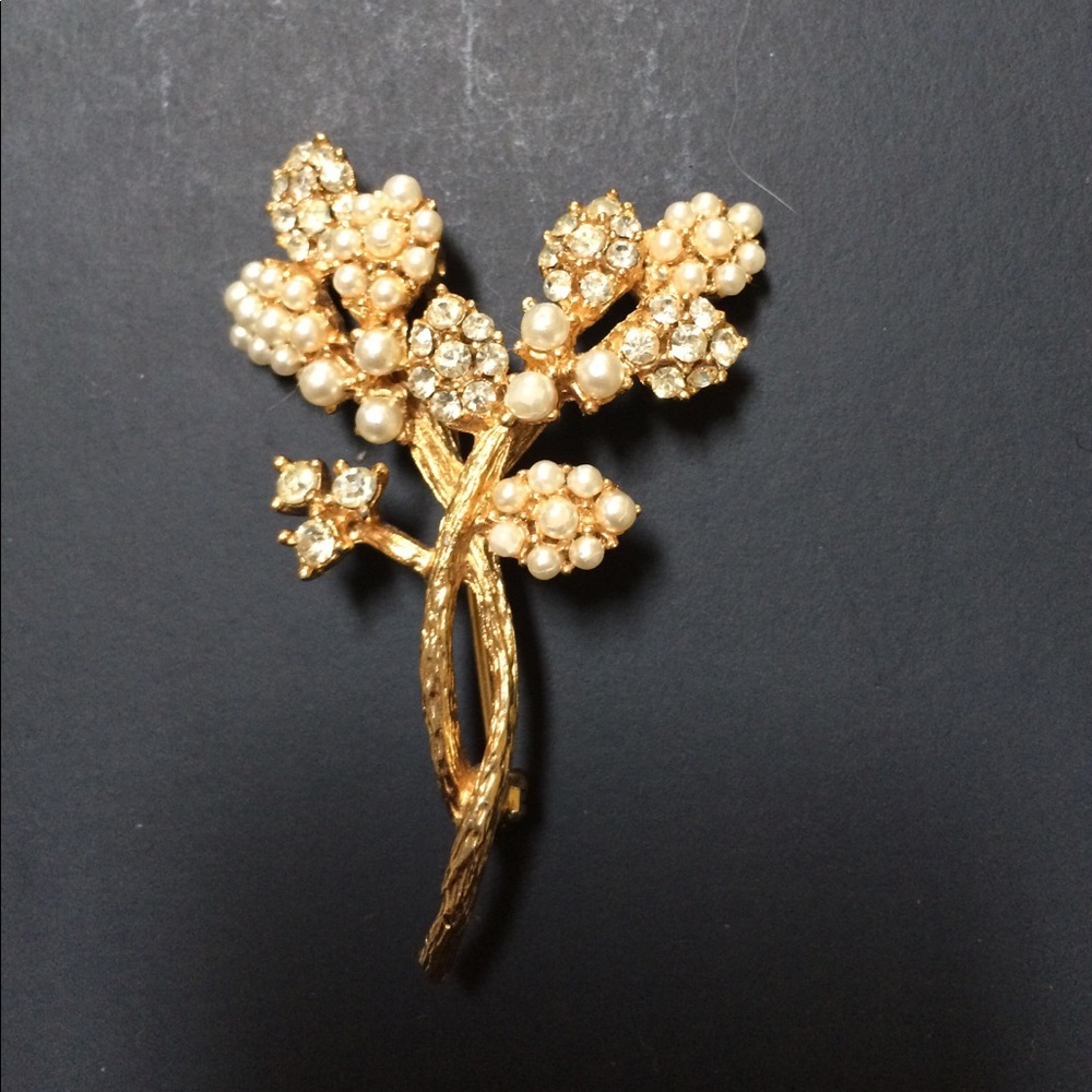 Vintage Kramer gold tone brooch