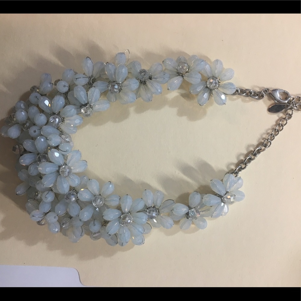 Beaded flower statement necklace 💙