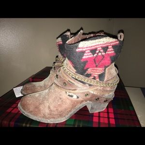 Ankle boot with Aztec print.