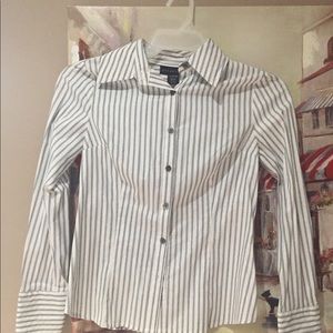 Cotton bottom down women’s shirt in size XS
