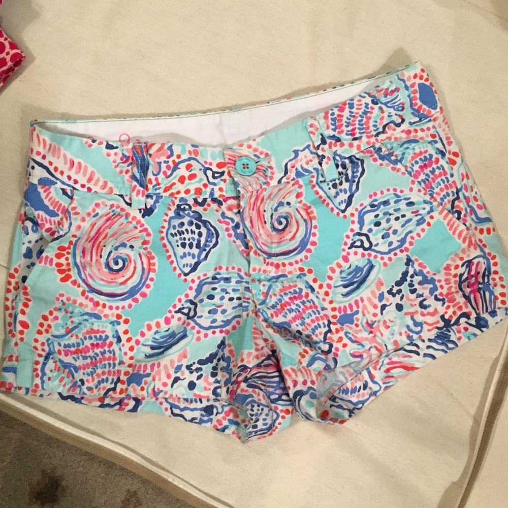 Lilly Pulitzer Walsh shorts sz 2 shell me about it