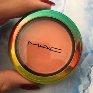 Wash & Dry Powder: Satin Blush – in “Crisp Whites”