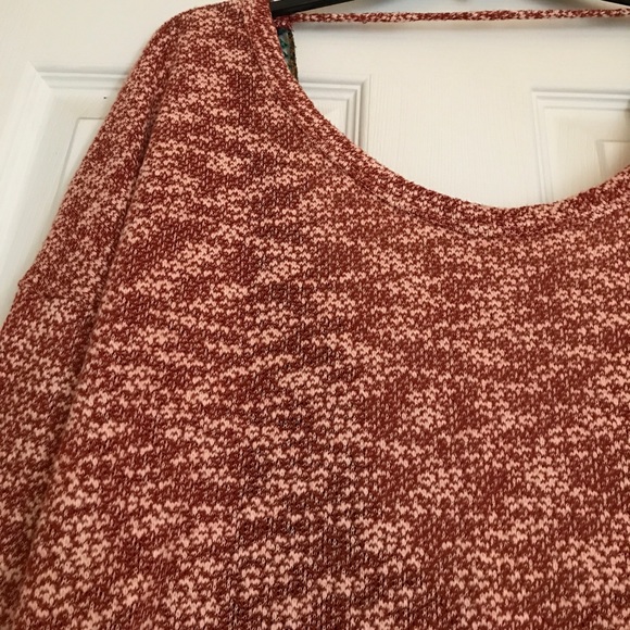 Red and white sweater with open back - Picture 2 of 4