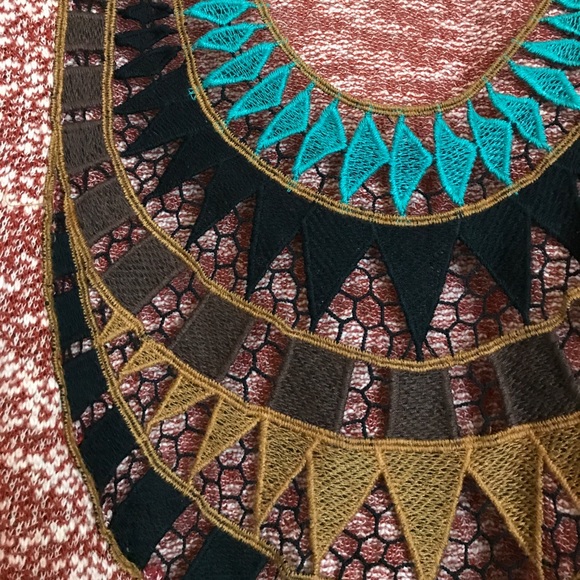 Red and white sweater with open back - Picture 4 of 4