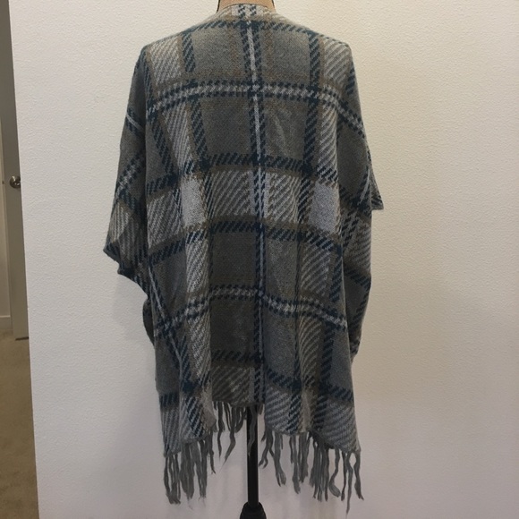 CUPCAKES & CASHMERE Fringe Wrap - Picture 2 of 3