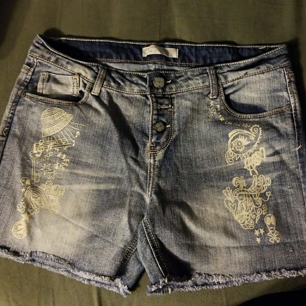 No boundaries size 15 frayed shorts