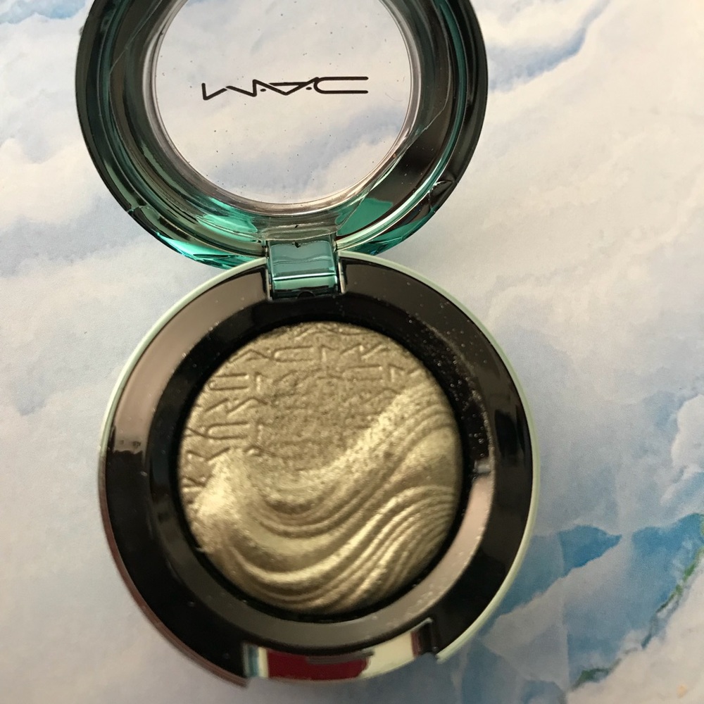 Alluring Aquatics: Eye Shadow in “Silver Sun”