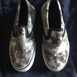 Sz 2 Boys Blue Fin Shoes - never worn - like Vans