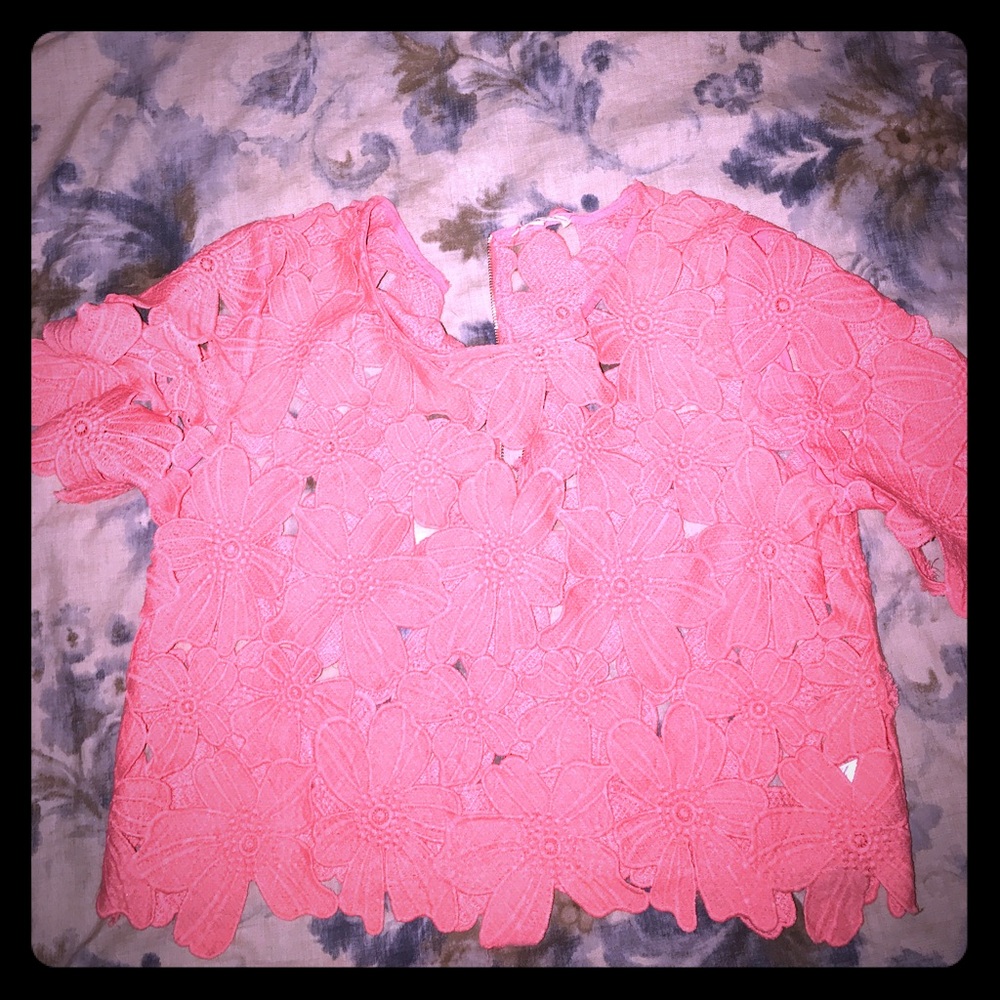 Goegeous coral top