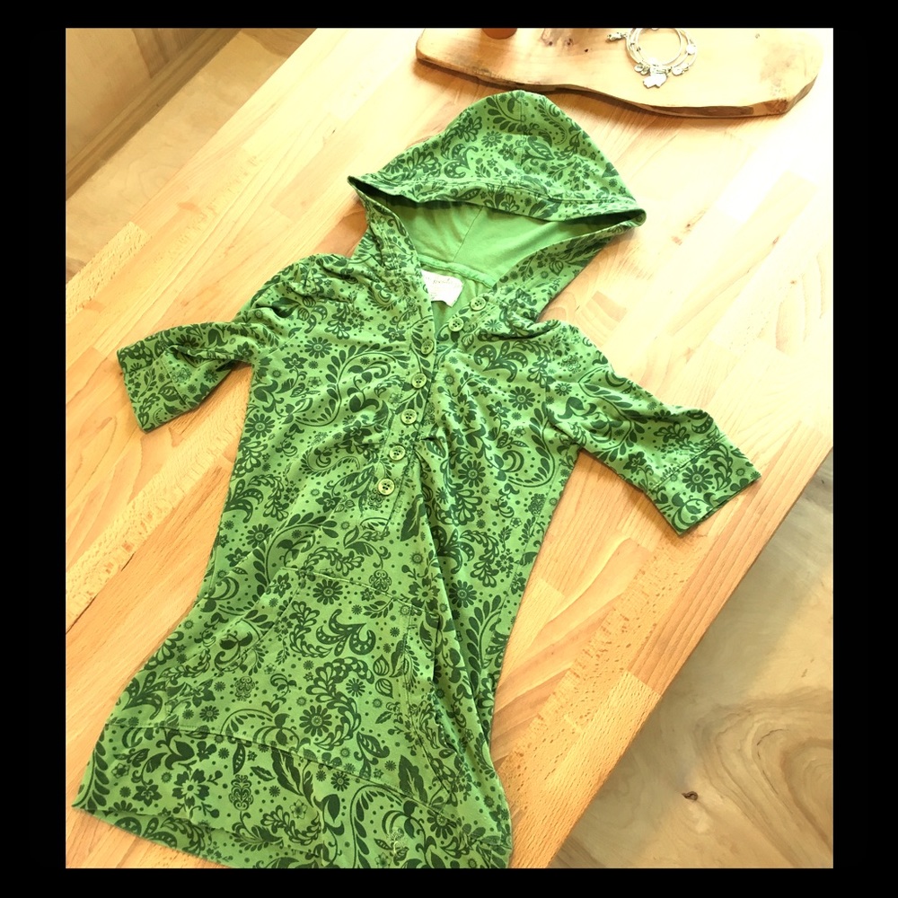 Hooded half-sleeve top.