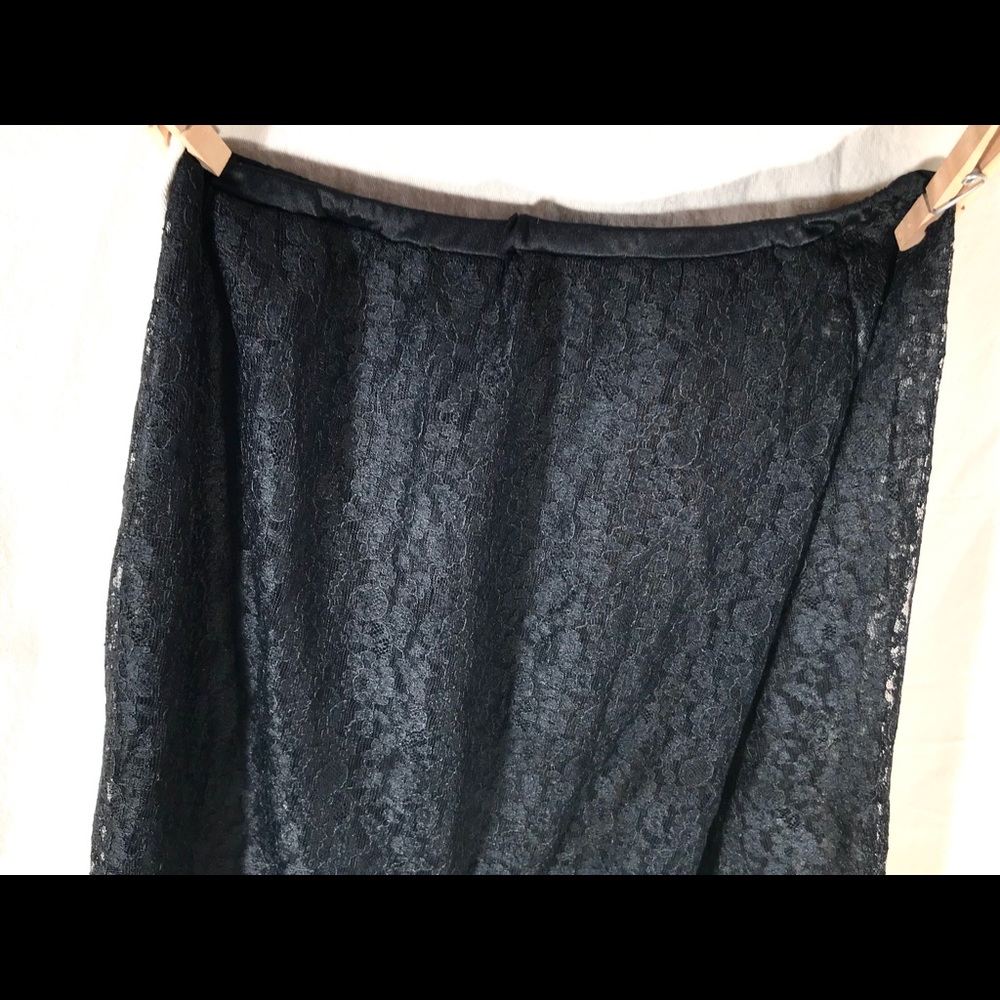 Vintage black lace half slip, lined, medium