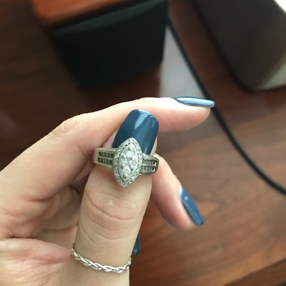 Marquis shaped diamond ring - Picture 3 of 6