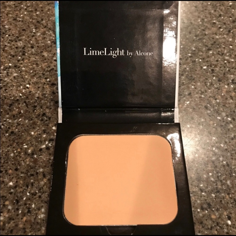 NWT Limelight Botanical Foundation