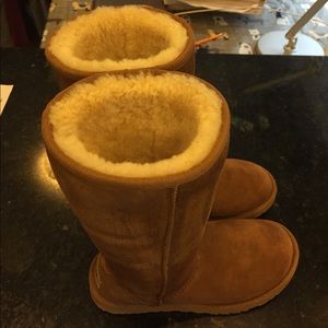 Authentic tall UGGS barely worn in EUC