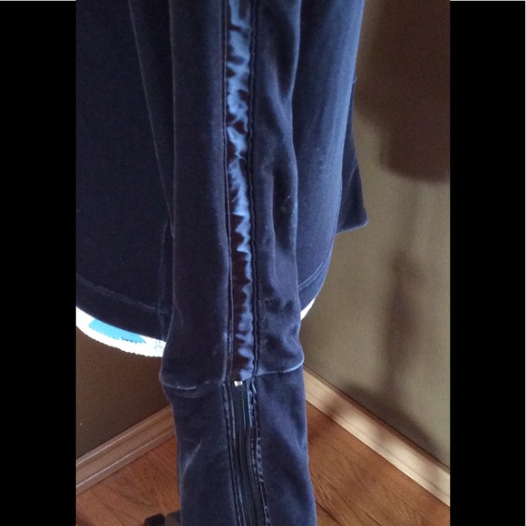 💕New listing💕 Nike full zip hoodie jacket. - Picture 5 of 6