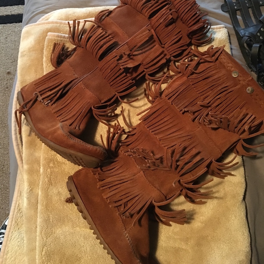 Minnetonka fringe moccasins
