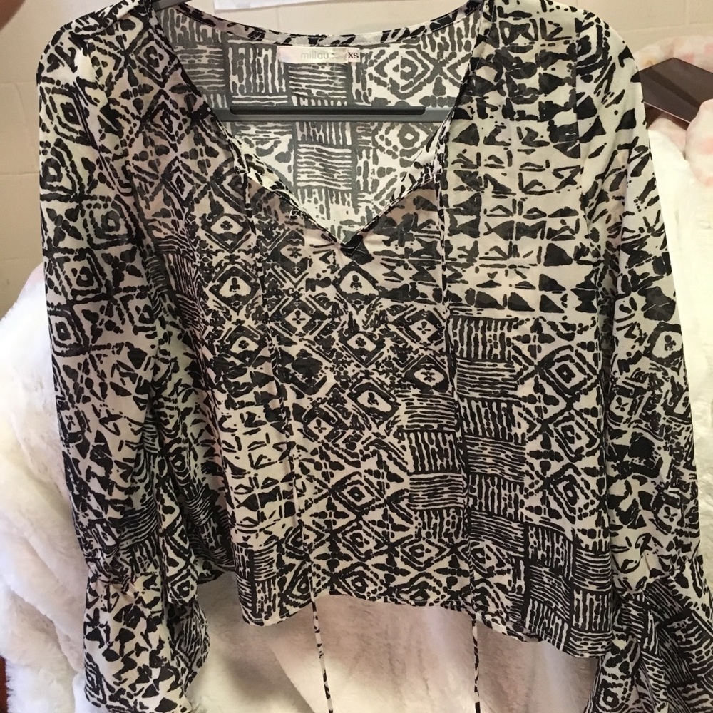 LF long sleeve patterned blouse. Size xs.