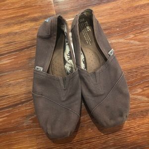 Grey women’s toms