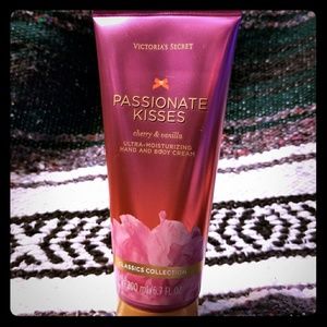 Passionate kisses body lotion