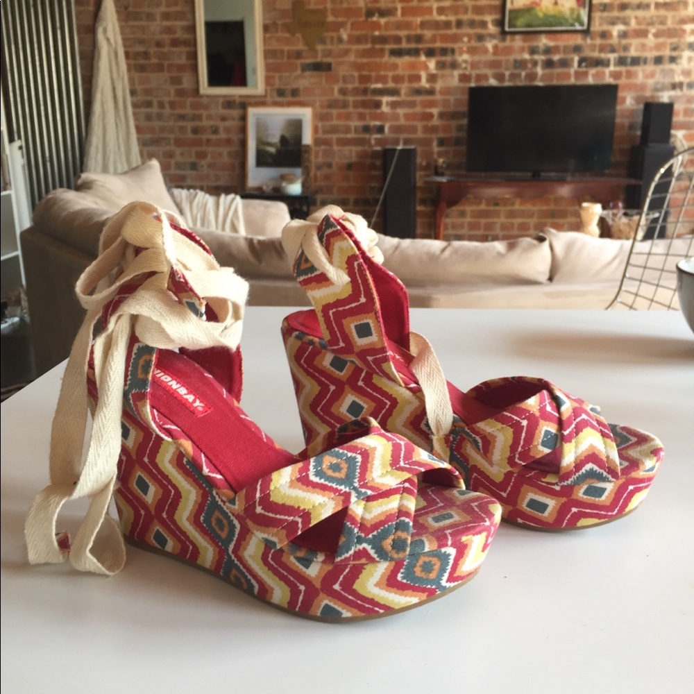 Printed wedges with ankle wrap size 6