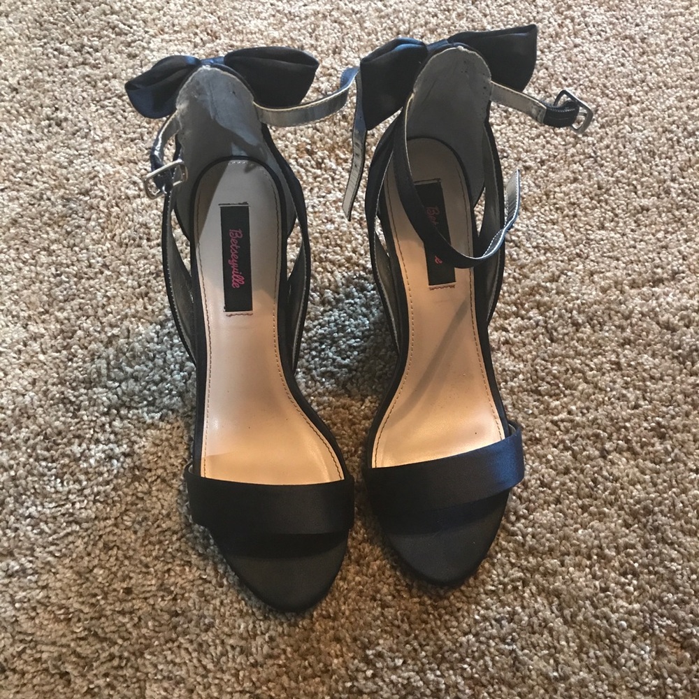 Betsyville navy Petal wedges