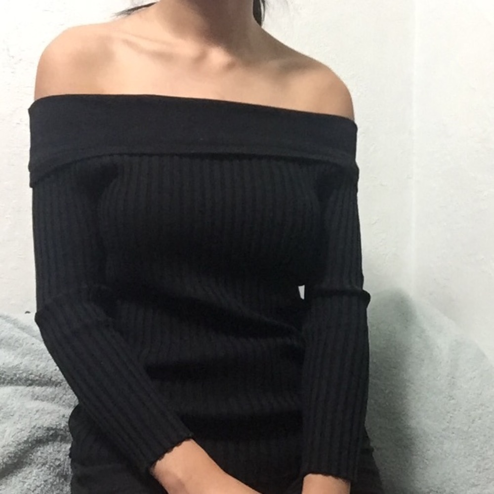 ❌SOLD❌ ON MERCARI Black off-shoulder top