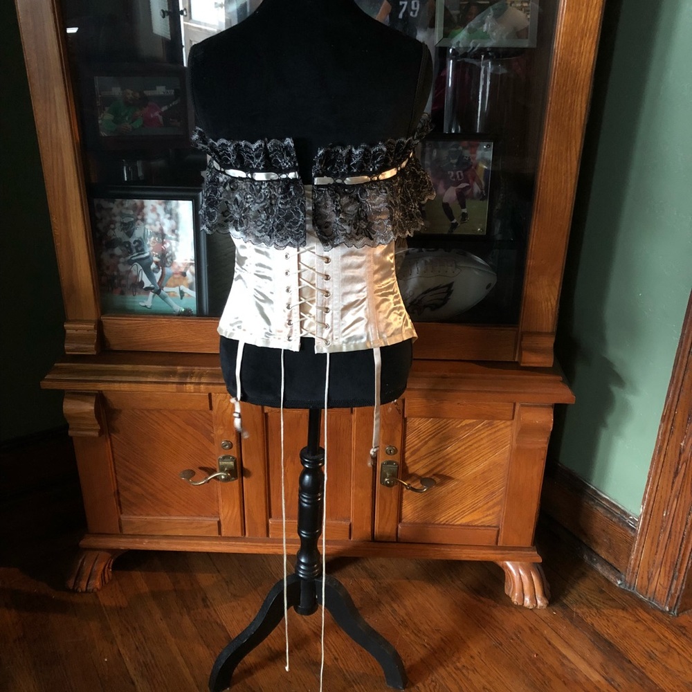 Corset - Picture 2 of 3
