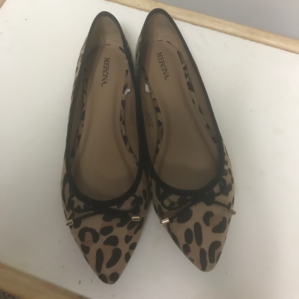 Leopard print pointed toe flats