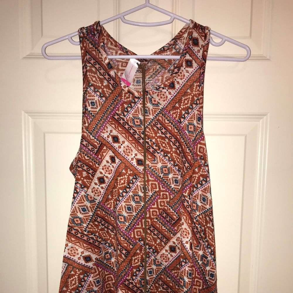 Pattern tank with necklace