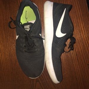 Black Nike free runs