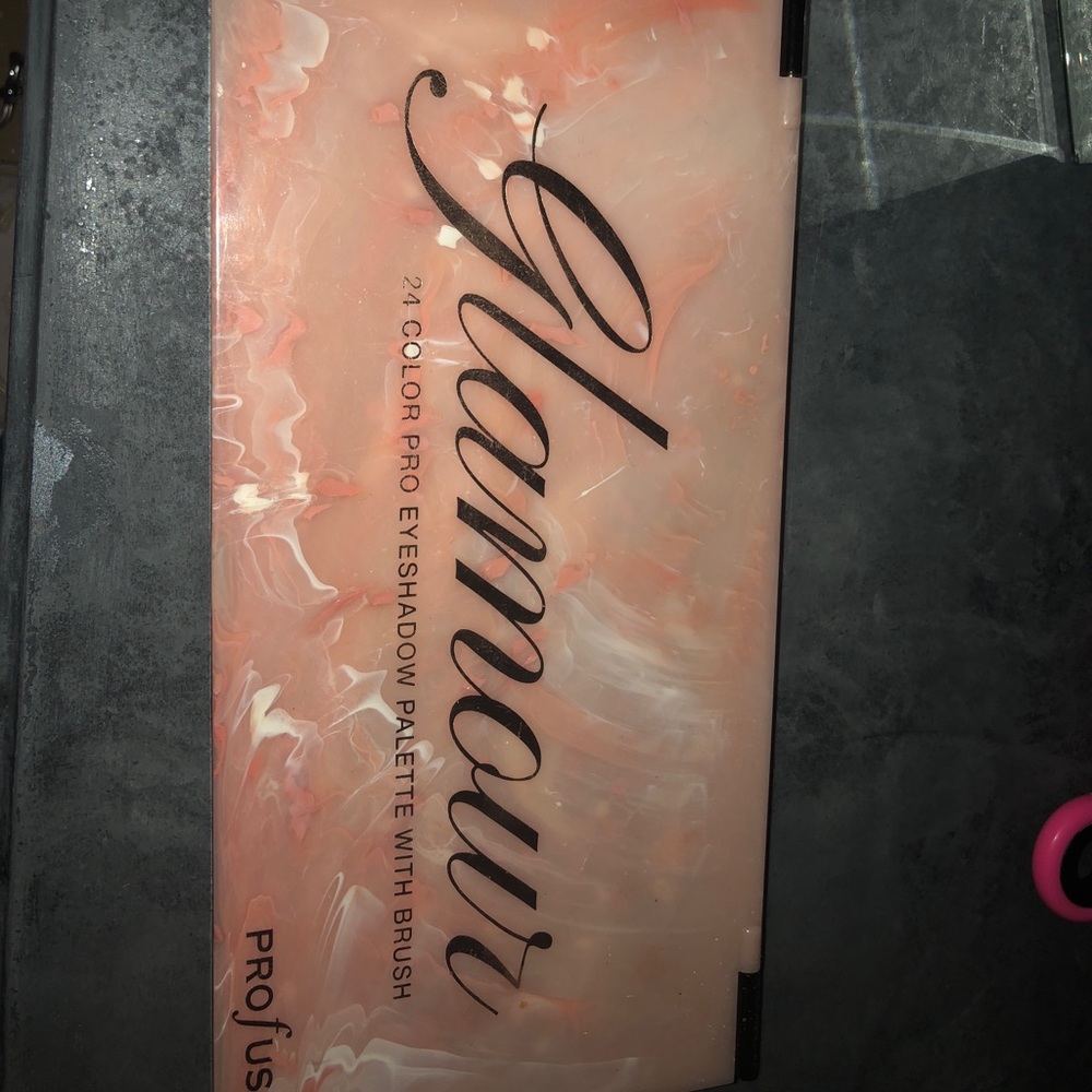 Eyeshadow palette// 24 colors. // perfect for fall