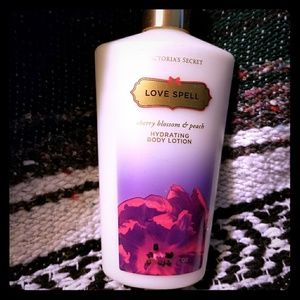 Love spell hydrating body lotion