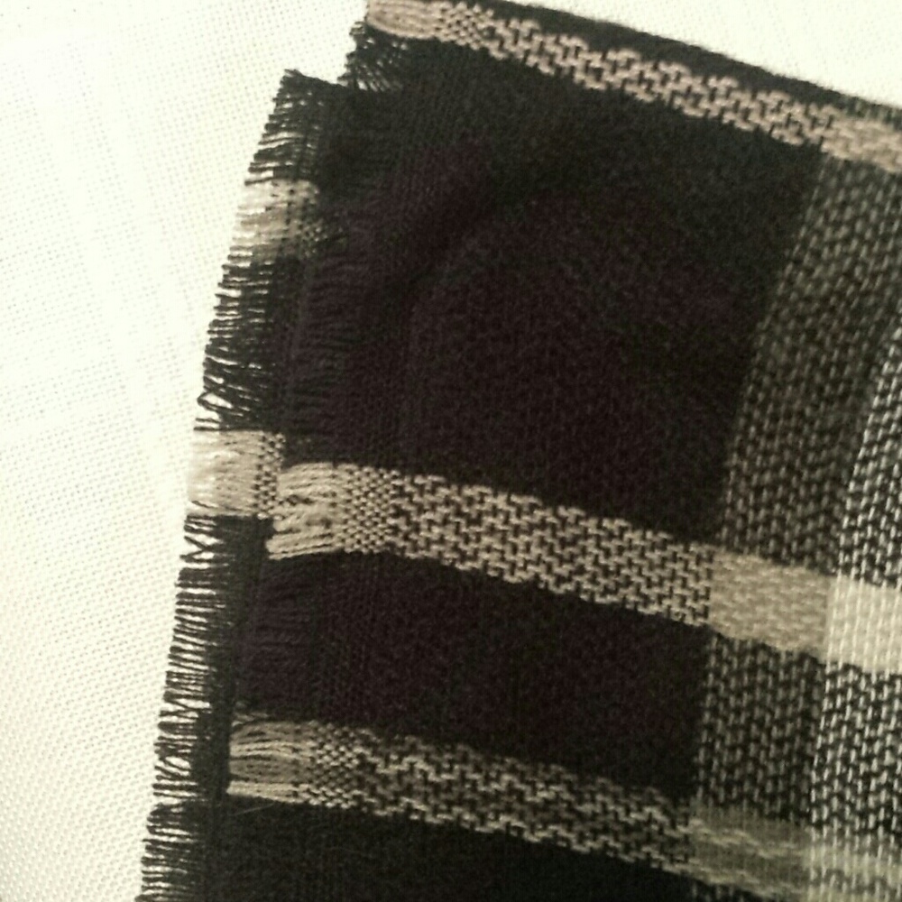 NWT Gorgeous  Blanket Scarf/Wrap  28" x 78" - Picture 3 of 3