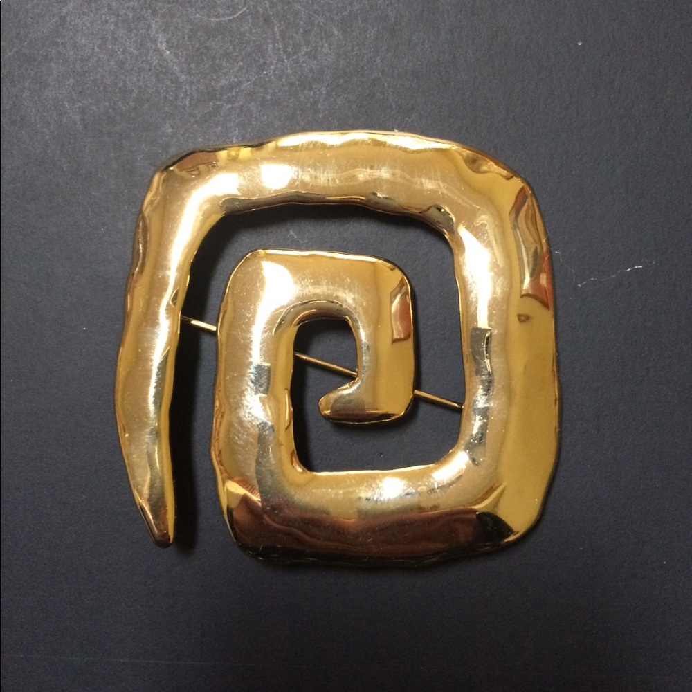 Vintage J J 1986 brooch approximately 2,25 x 2,25 inches