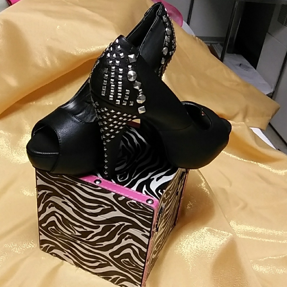Shoes - Picture 2 of 8