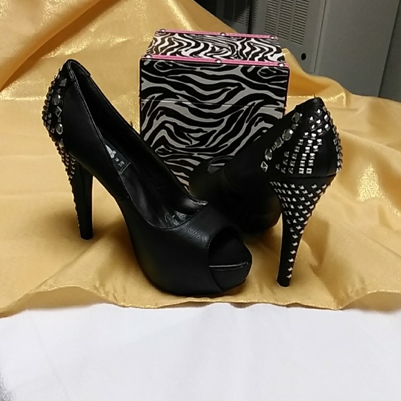 Shoes - Picture 1 of 8
