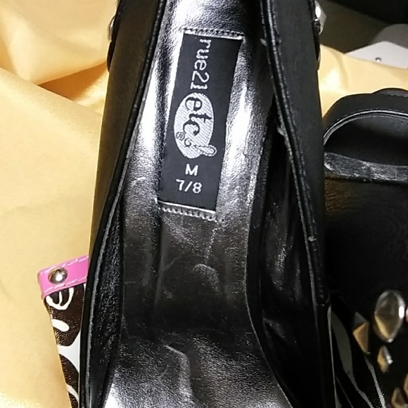 Shoes - Picture 3 of 8