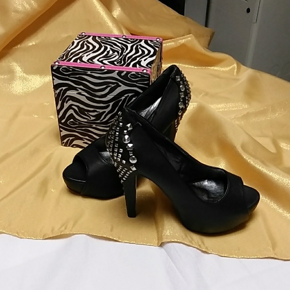 Shoes - Picture 4 of 8