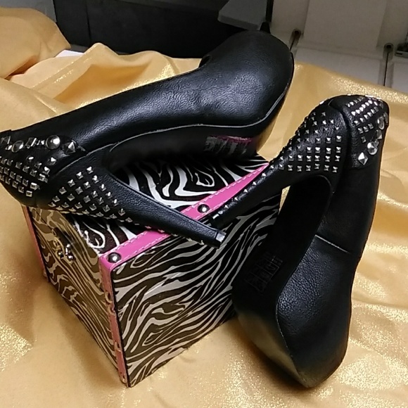 Shoes - Picture 5 of 8