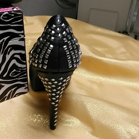 Shoes - Picture 6 of 8