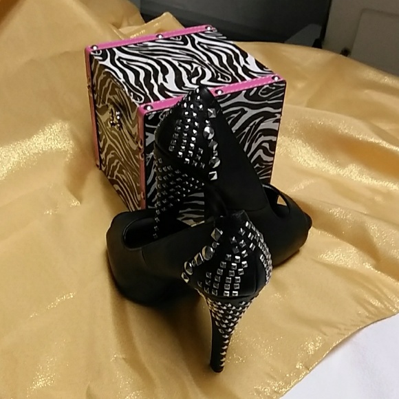 Shoes - Picture 8 of 8