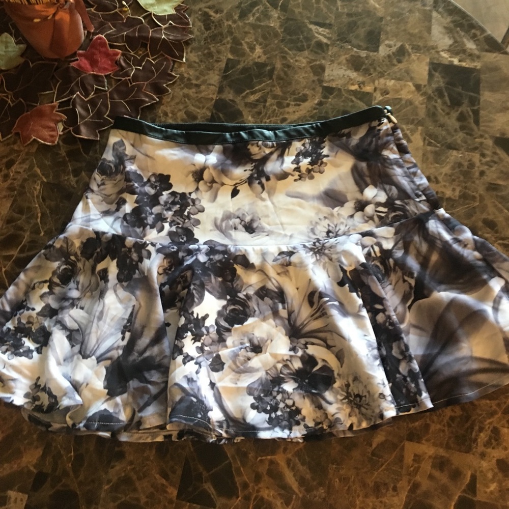 Flower pattern skirt with leather detail on top