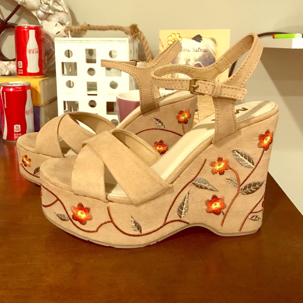 NWOT MIA Platform Sandals
