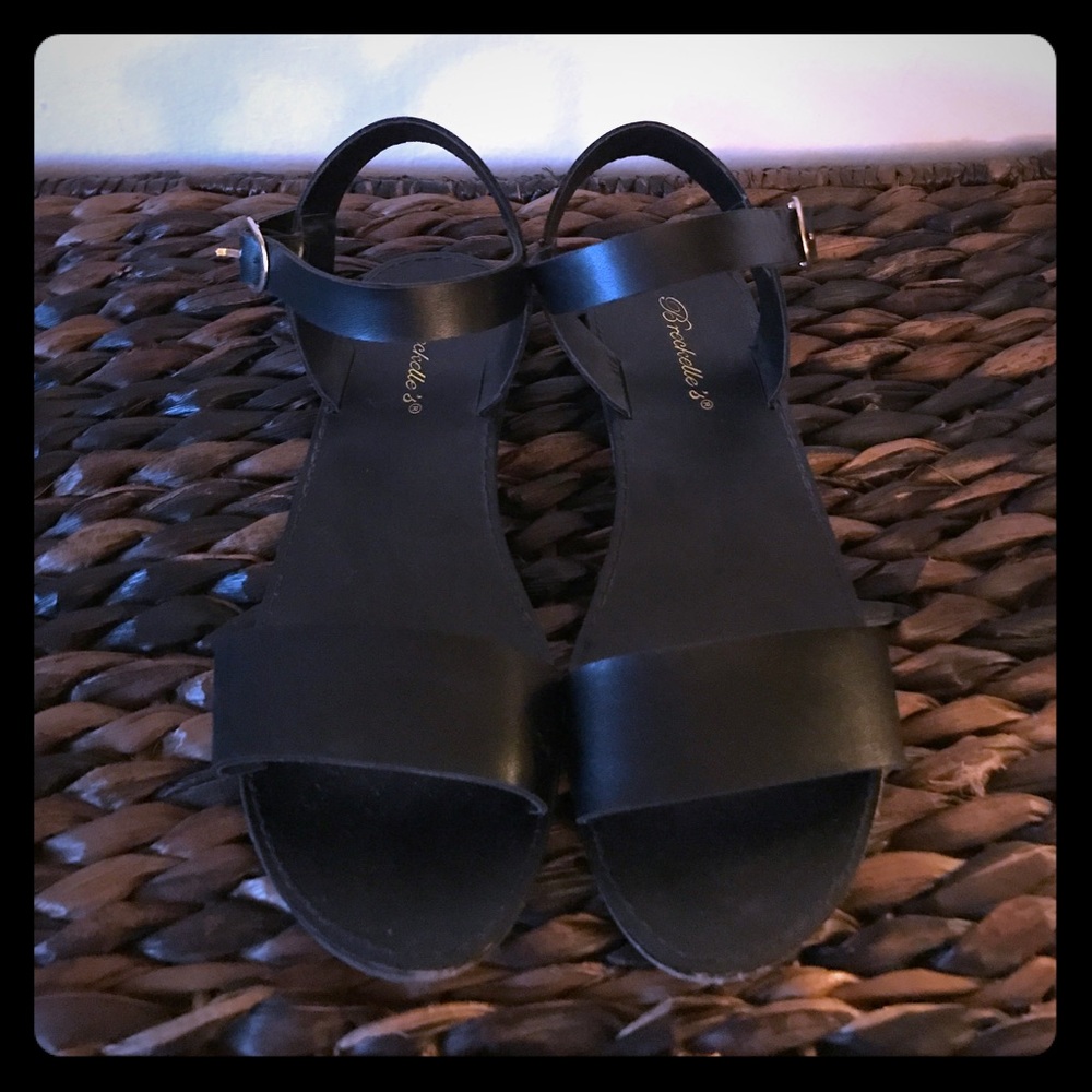 Black Breckelle’s Sandals