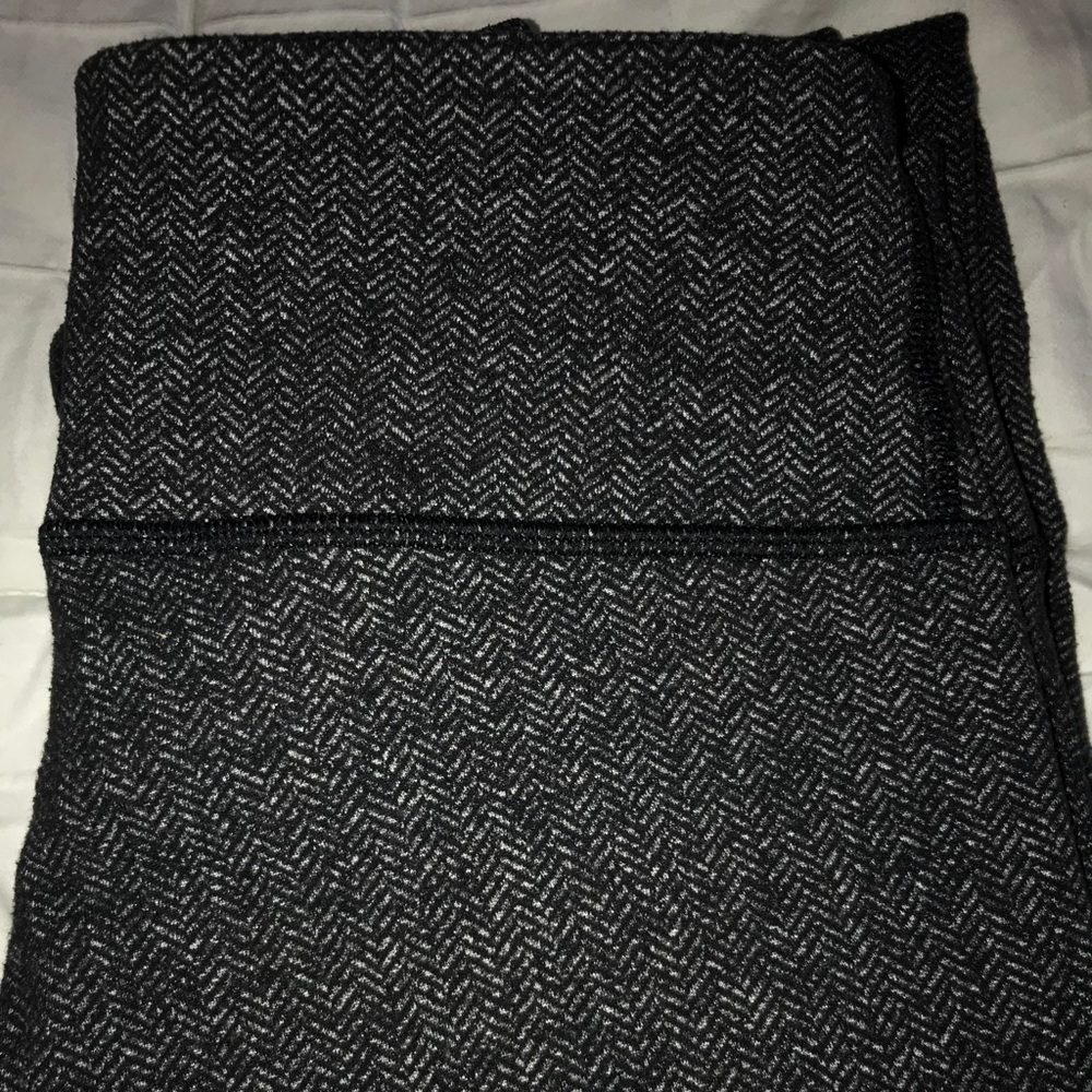 LULULEMON Size 4: Zig zag pattern leggings