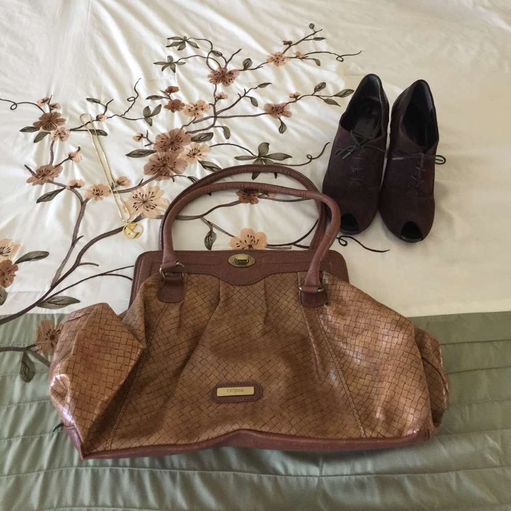 This gorgeous beige Italian leather purse