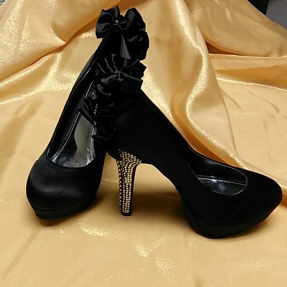 Shoes - Picture 2 of 8