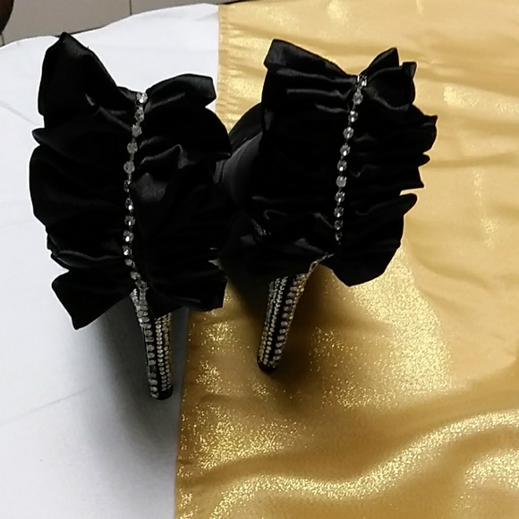 Shoes - Picture 6 of 8