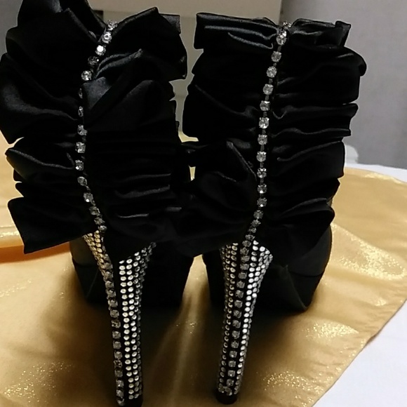 Shoes - Picture 7 of 8