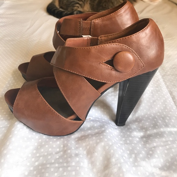 Y-Not Brown “Misha” Platform Heels - Picture 1 of 4